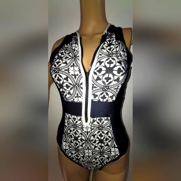 Swimsuit excellent condition. With Free shorts - Picture 1 of 7